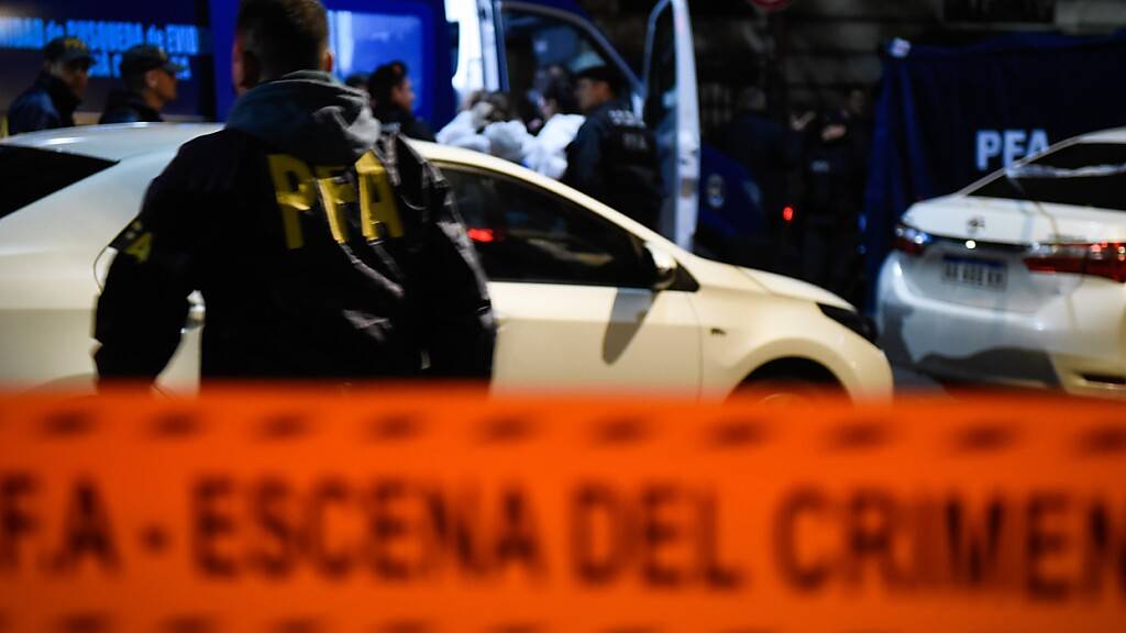 ARCHIV - «Tatort» steht auf einem Absperrband vor der Wohnung der argentinischen Vizepräsidentin Fernandez de Kirchner, nachdem ein Mann dort eine Schusswaffe auf sie gerichtet hatte. Foto: Martin Cossarini/dpa