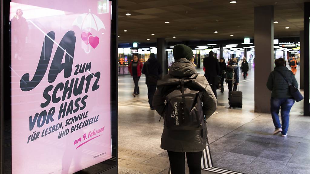 Plakat vor der nationalen Abstimmung über ein Verbot von Diskriminierungen aufgrund der sexuellen Orientierung. (Archivbild aus Bern)