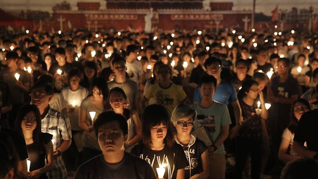 Zehntausende Menschen verwandelten den Victoria Park in Hongkong in ein Meer aus Kerzen.
