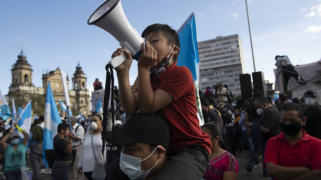 Demonstranten in Guatemala-Stadt fordern den Rücktritt von Präsident Alejandro Giammattei. Foto: Moises Castillo/AP/dpa