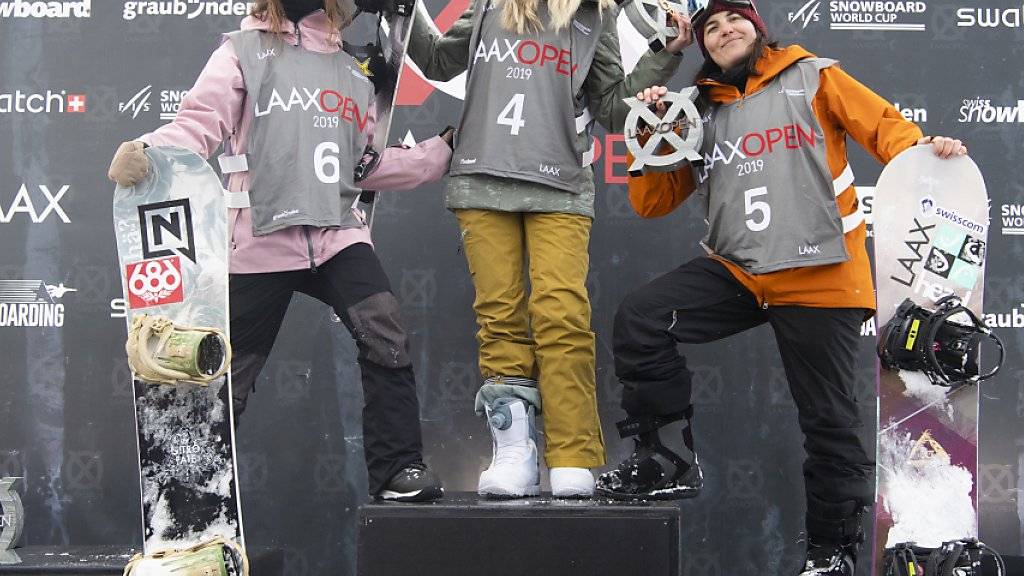 Celia Petrig (links), Siegerin Silje Norendal und Sina Candrian (rechts) posieren für das Siegerfoto