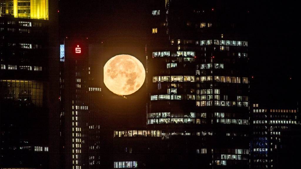 Der Mond, wie er heute morgen über Frankfurt aufging.