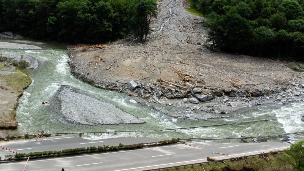 Die Nationalstrasse A13 stürzte auf einer Länge von rund 200 Metern ein. (Archvbild)