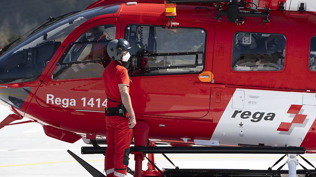 Die Rega hat Pläne für eine neue Helikopter-Basis in Davos. Die Bündner Umweltorganisationen laufen dagegen Sturm (Archivbild).