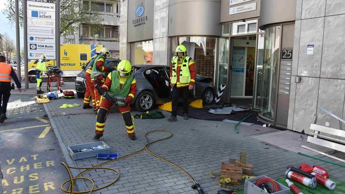 86-Jährige donnert mit BMW in Schaufenster