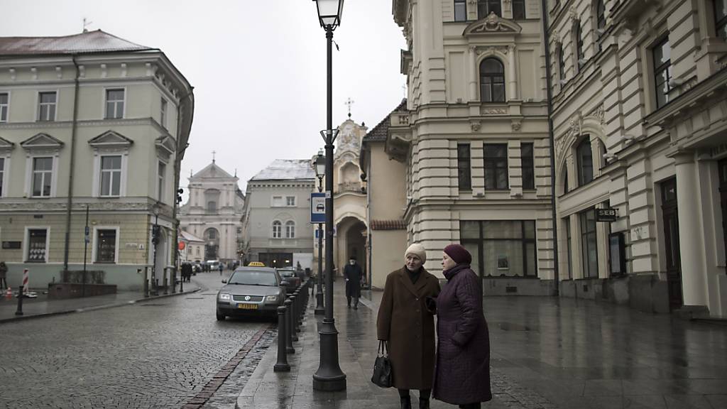 Zwei Frauen sprechen miteinander in der Altstadt der litauischen Hauptstadt Vilnius. (Archivbild)