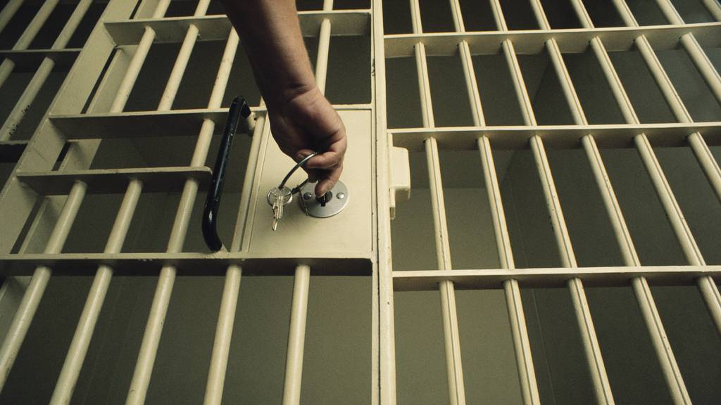 Gefängnis Zelle Aufschliessen