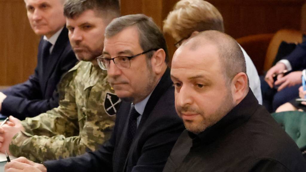 ARCHIV - Ukrainische Beamte Oleg Iwaschchenko, Leiter des Auslandsnachrichtendienstes, Andrii Hnatow, Chef des Generalstabs, Wadym Skibitskyi, stellvertretender Chef des Chefs des Verteidigungsnachrichtendienstes und Rustem Umerow, Sekretär für nationale Sicherheit, bei einem Treffen mit US-Vertretern. Foto: Terry Renna/AP/dpa