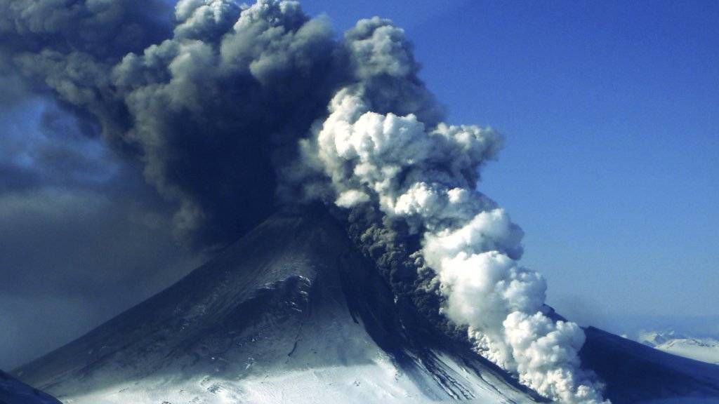 Der über 2500 Meter hohe schneebedeckte Vulkan Pavlof zählt zu den aktivsten Vulkanen in Alaska. (Archivbild)