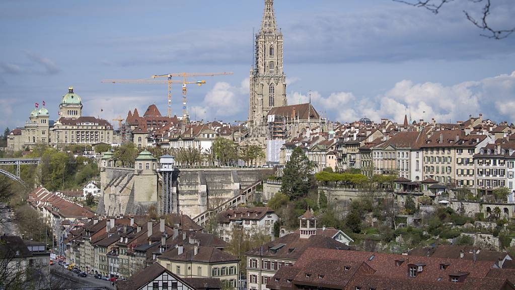 Am Berner Münster erklangen am Donnerstagmittag die Glocken gegen den Krieg in der Ukraine und für den Frieden. (Archivbild)