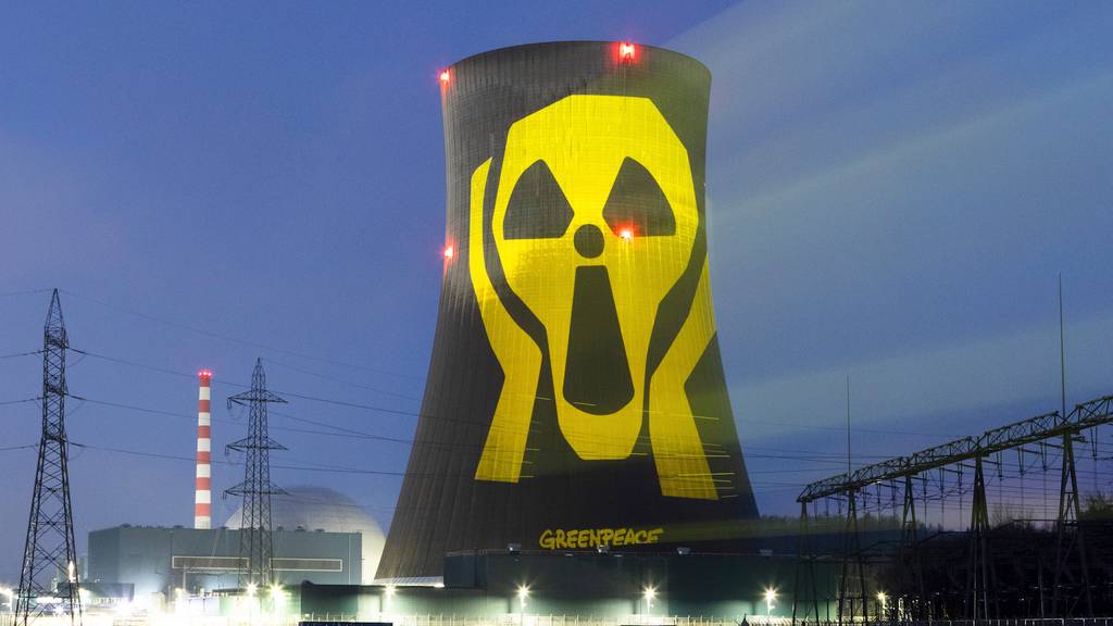 Umweltaktivisten beleuchten Kühlturm des AKW Gösgen