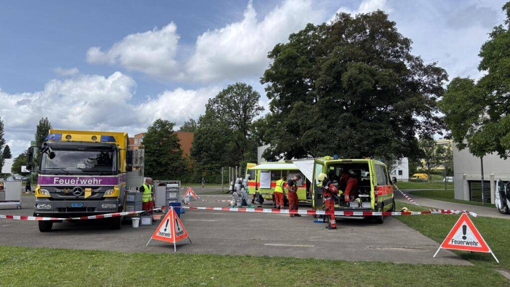 Ein beissender Geruch im Hallenbad einer Schule im Volketswil löste am Dienstag einen Grosseinsatz der Rettungskräfte aus. Es gab keine Verletzten.