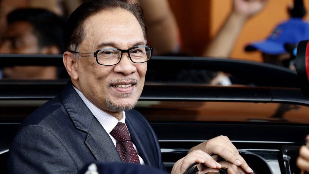 Er ist einer der prominentesten Politiker der malaysischen Opposition: Anwar Ibrahim, hier kurz nach seiner Freilassung aus einem Spital in Kuala Lumpur, in welchem er sich wegen einer Schulterverletzung zuletzt befunden hatte.