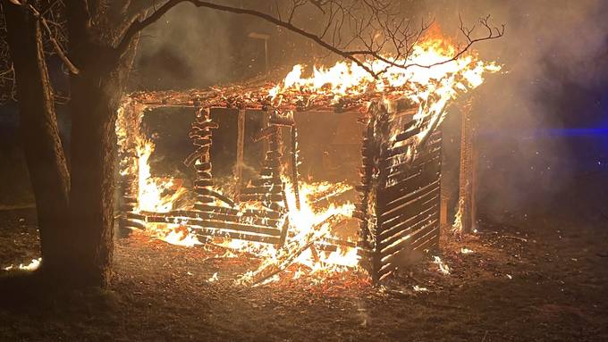 Holzhütte neben Grillplatz brennt komplett nieder