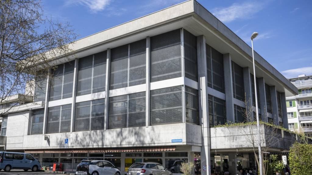 Neben dem ehemaligen Hallenbad der Stadt Luzern, wo seit 2013 eine Zwischennutzung besteht, sollen bis zu 145 gemeinnützige Wohnungen entstehen können. (Archivbild)