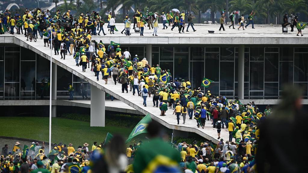 Bolsonaro-Anhänger stürmen Kongressgelände in Brasilien
