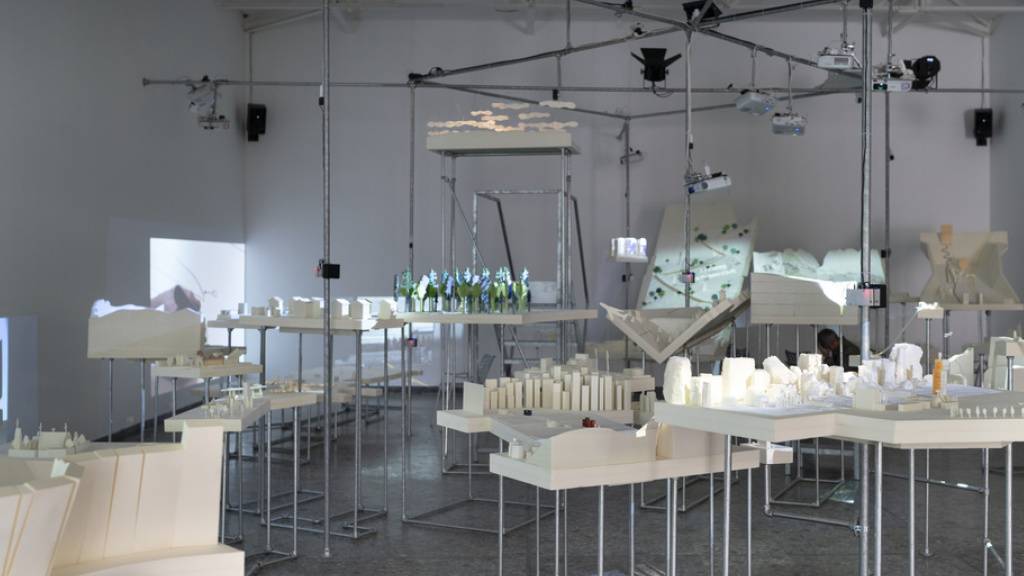 Ein erster Blick in den Schweizer Pavillon an der 17. Internationalen Architekturbiennale in Venedig, die am Samstag eröffnet wird. Die Ausstellung «Orae - Experiences on the Border» setzt sich mit Grenzen auseinander.