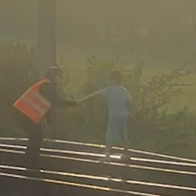 Bub steht barfuss auf dem Gleis – Lokführerin hält an und bringt ihn in Sicherheit