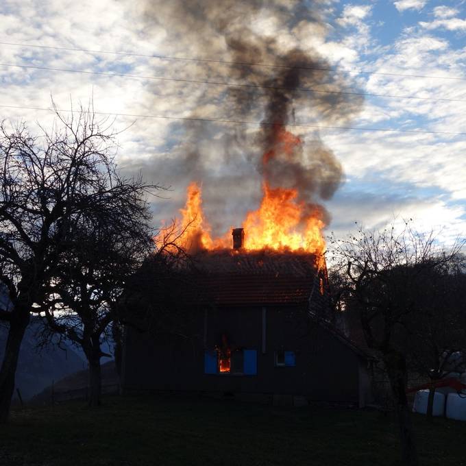 Feuer zerstört Einfamilienhaus in Flums komplett