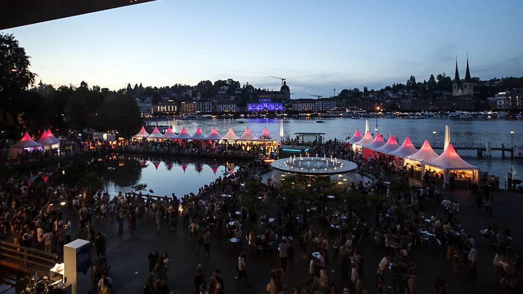 Veranstaltungen wie das Blue Balls Festival in der Stadt Luzern bezahlen eine Billettsteuer, deren Zukunft der Kanton prüfen will. (Archivbild)