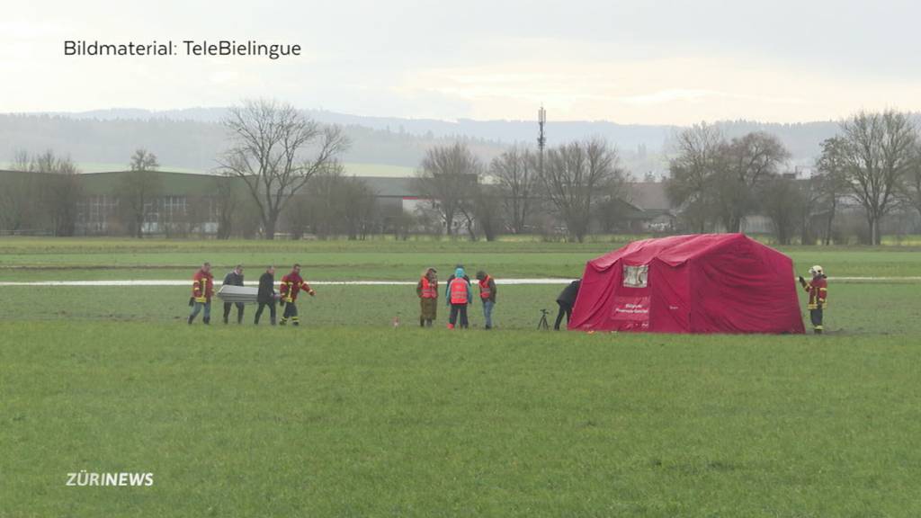 Lebloser Mann auf Wiese