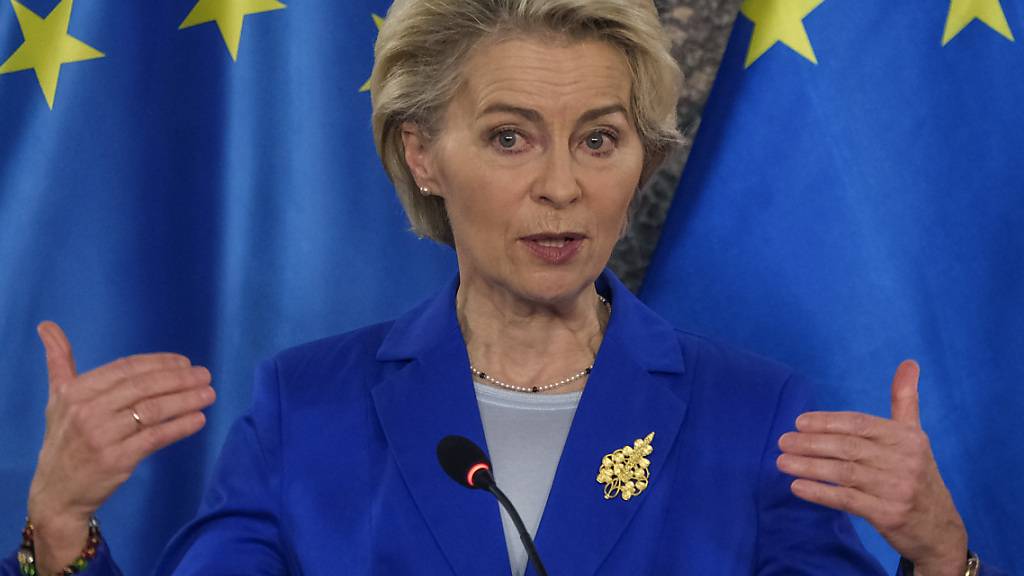 ARCHIV - EU-Kommissionspräsidentin Ursula von der Leyen will in Brüssel eine positive Bewertung der Reformfortschritte der Ukraine präsentieren. Foto: Risto Bozovic/AP/dpa
