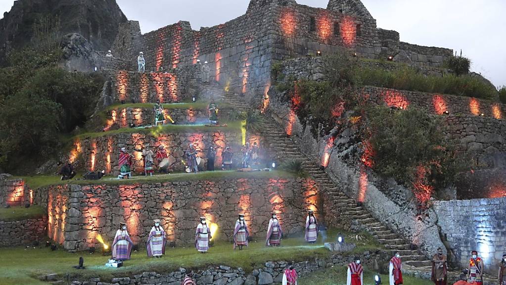 Besserungen bei Corona: Nach der feierlichen Wiedereröffnung von Machu Picchu im November lassen die Behörden nun wieder mehr als tausend Besucher in der Inkastadt pro Tag zu. (Archivbild)