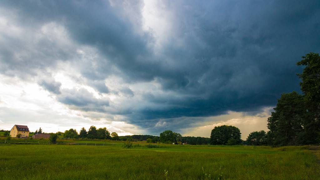 Dunkle Wolken und Regen: Gewitter zieht über Pilatusland