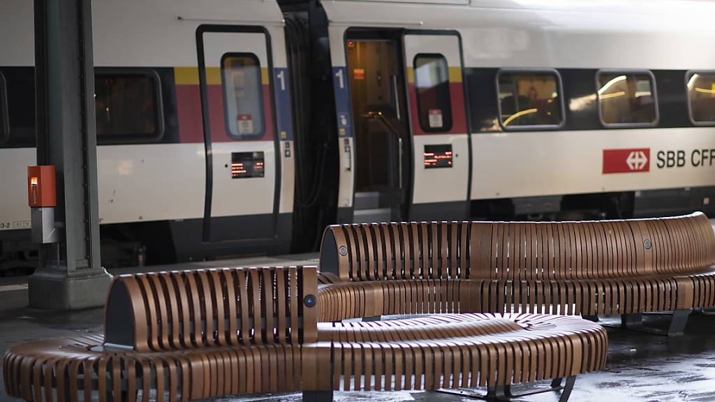 Leere Bahnhöfe in der Schweiz: Am Donnerstag ist auf den Schweizer Schienen der letzte Schritt der Fahrplanausdünnung wegen der Corona-Krise umgesetzt worden.