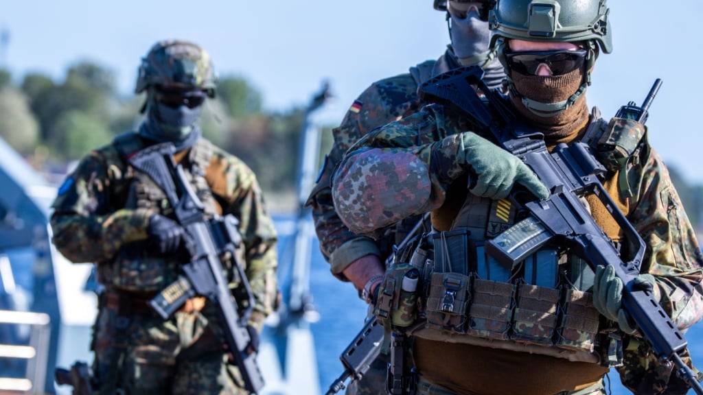 Einheiten der Bundeswehr sichern bei einem Übungsszenario im Hafen das Beladen und das Ablegen des 196 Meter lange Transportschiffs «Ark Germania» mit Militärtechnik ab. Foto: Jens Büttner/dpa
