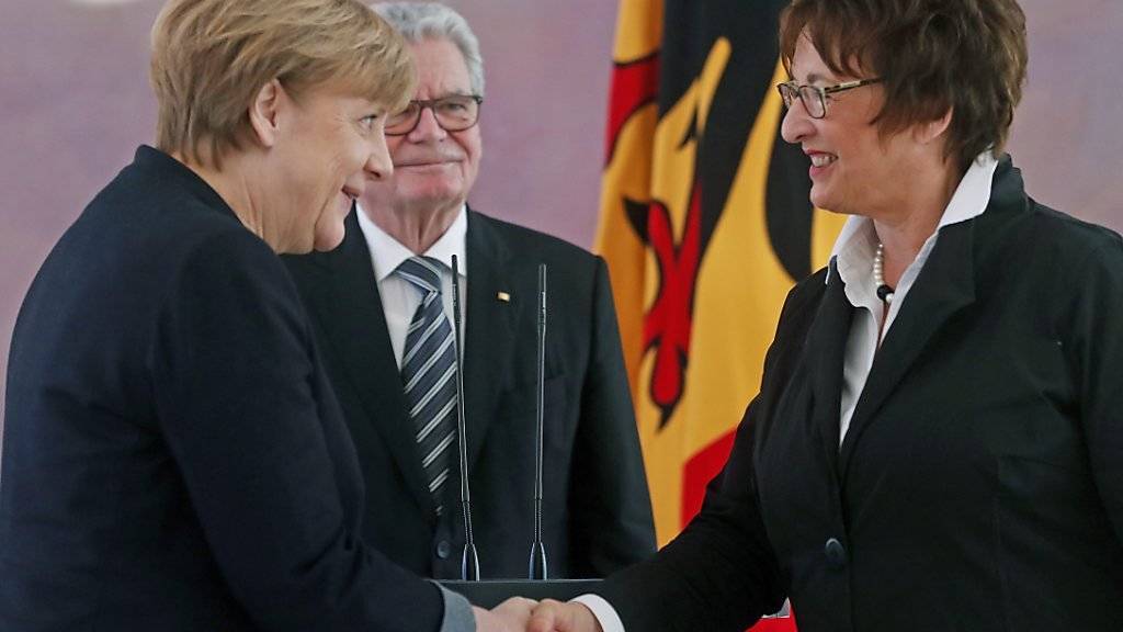 Bundeskanzlerin Angela Merkel (l) gratuliert der ersten deutschen Wirtschaftsministerin, Brigitte Zypries