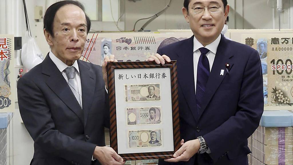 Premierminister Fumio Kishida (re) und Bank of Japan-Chef Kazuo Ueda (li) präsentieren die neuen Yen-Scheine. (Archivbild)