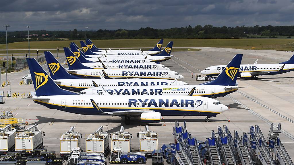 Die Flugzeuge von Ryanair stehen derzeit primär am Boden: Bild vom Flughafen Stansted in Grossbritannien (Archivbild).