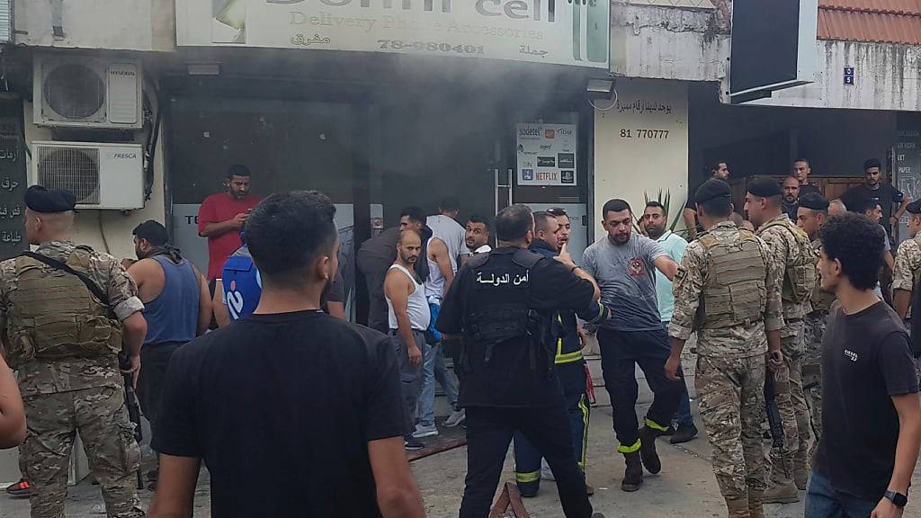 Libanesische Soldaten und Feuerwehrleute versammeln vor einem Geschäft, in dem vermutlich ein Funkgerät explodiert ist. Foto: Mohammad Zaatari/AP/dpa