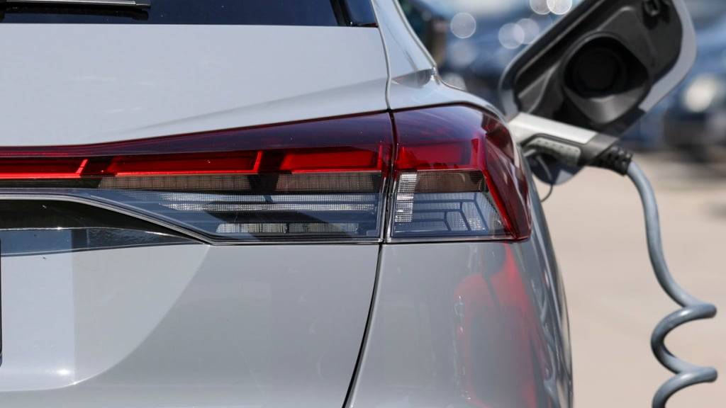 Ein Elektroauto an der Ladesäule.