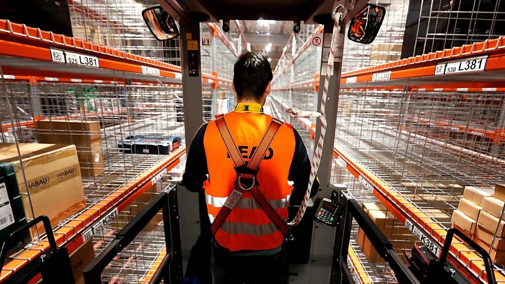 Ein Mitarbeiter im deutschen Logistik- und Verteilzentrum von Amazon in Werne. Der Onlinehändler will mit Hilfe der Behörden verstärkt gegen Produktfälschungen vorgehen. (Symbolbild)