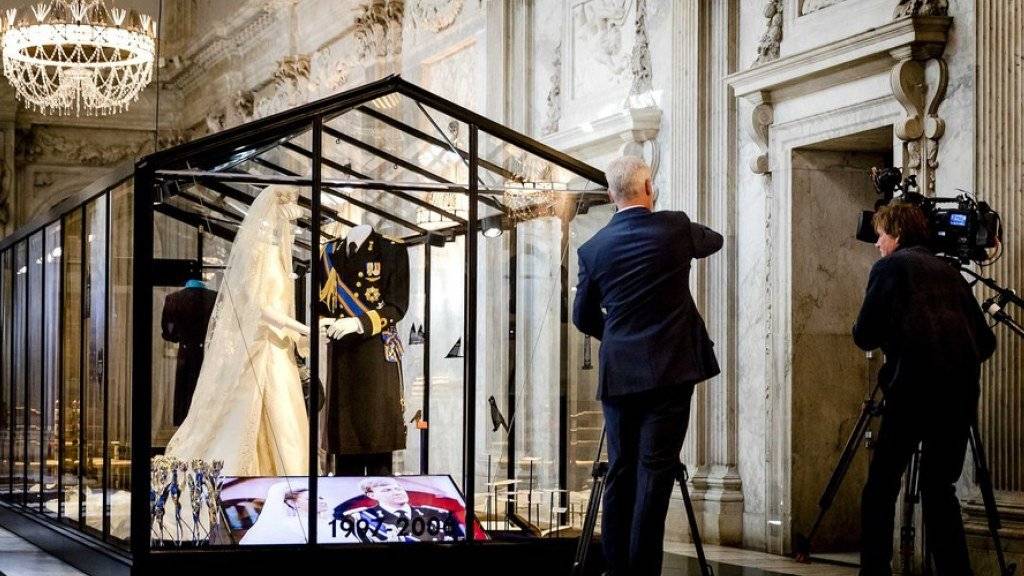 Gezeigt werden etwa das Hochzeitskleid von Máxima und der Anzug von Bräutigam Willem-Alexander.