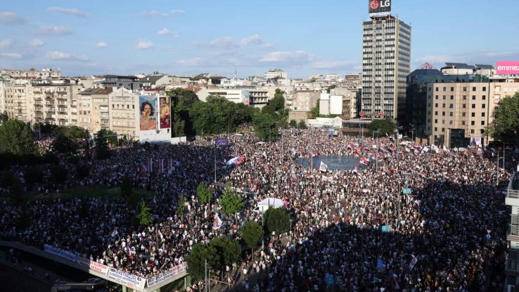 Menschen nehmen in Belgrad an einer großen Anti-Regierungs-Kundgebung teil. Foto: Marko Drobnjakovic/AP/dpa