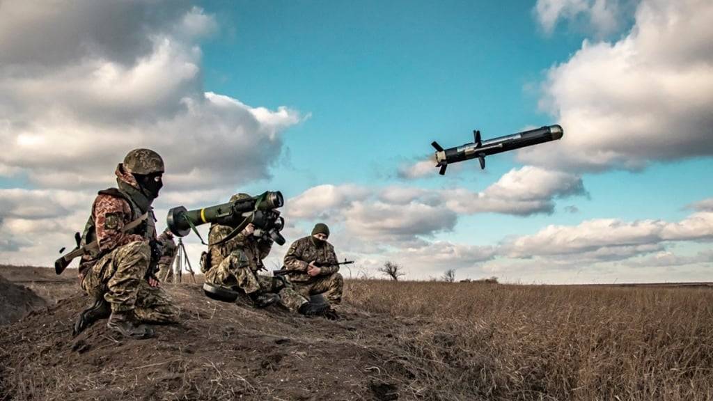 ARCHIV - Auf diesem vom Pressedienst des ukrainischen Verteidigungsministeriums veröffentlichten Foto benutzen ukrainische Soldaten während einer Militärübung in der Region Donezk eine Abschussvorrichtung mit einer US-Javelin-Rakete. Foto: Uncredited/Ukrainian Defense Ministry Press Service/AP/dpa - ACHTUNG: Nur zur redaktionellen Verwendung im Zusammenhang mit der aktuellen Berichterstattung und nur mit vollständiger Nennung des vorstehenden Credits