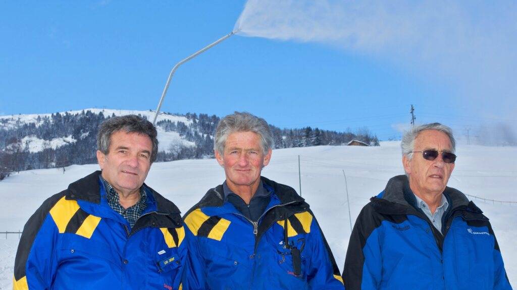 Leo Jeker und die Savogniner Schneemacher der ersten Stunde posieren im Jahr 2008 im Skigebiet, 30 Jahre nachdem sie die erste grosse Beschneiungsanlage Europas installiert hatten. (Archivbild)
