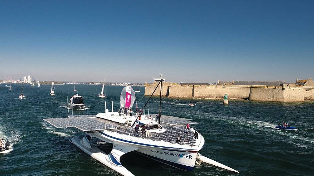 Am Sonntagnachmittag verliess der Solar-Katamaran den Hafen von Lorient, um seine 5-jährige Weltreise anzutreten.