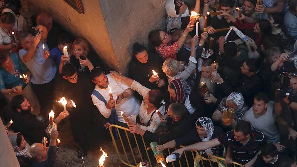 In Jerusalem kamen nach Polizeiangaben vom Sonntag 10'000 Menschen in die Grabeskirche.