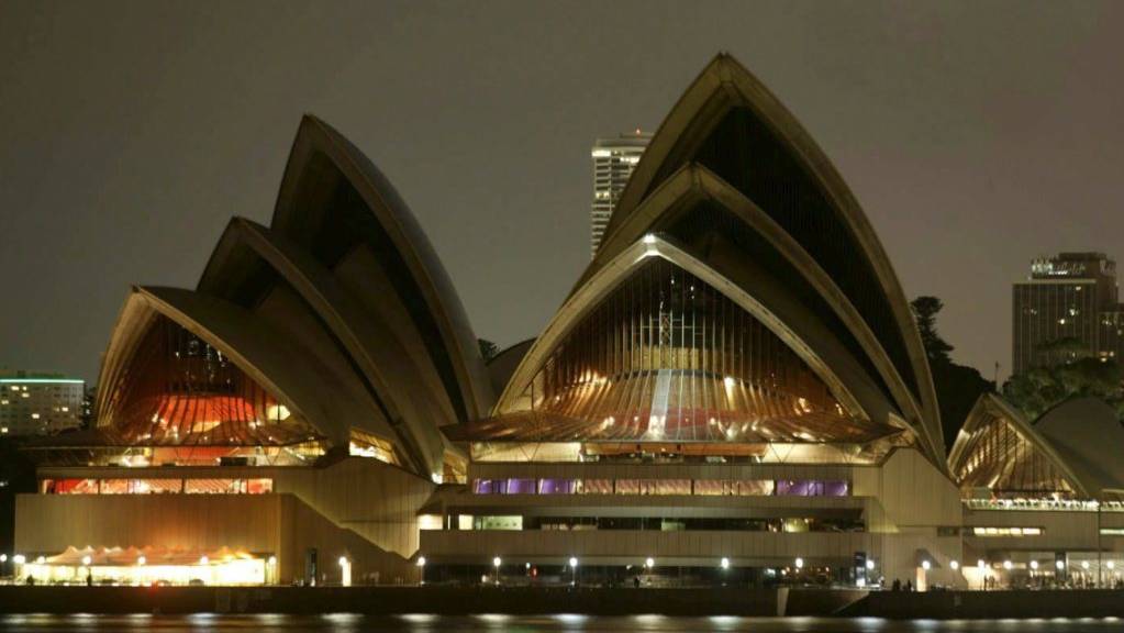 Als Zeichen für mehr Umweltschutz und Solidarität wurden am Samstagabend weltweit an berühmten Gebäuden - wie an der Oper im australischen Sydney - die Lichter für eine Stunde ausgeschaltet. (Archivbild)