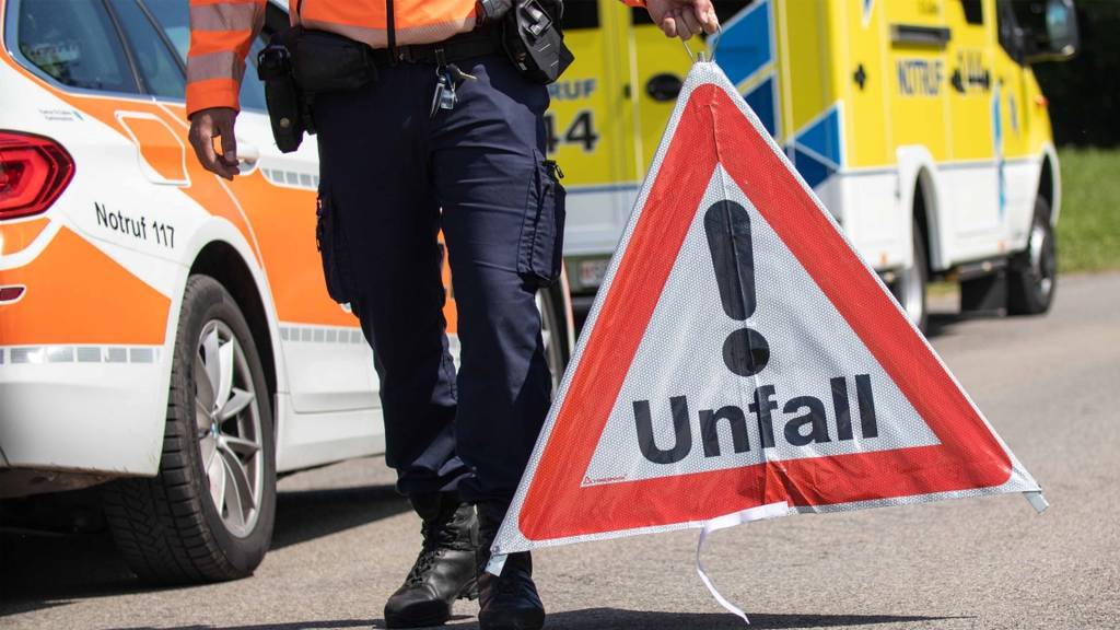 Auto kracht in Töff – junge Fahrerin verletzt