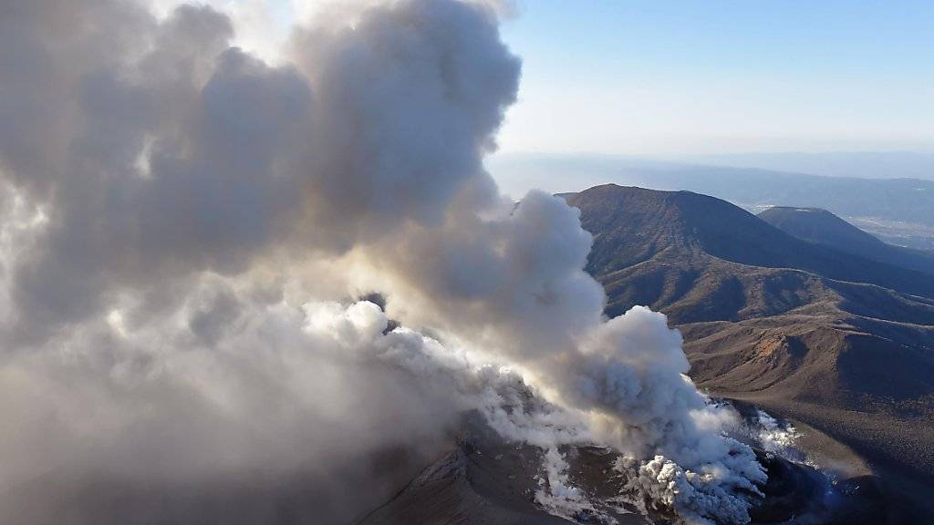 Der japanische Vulkan Shinmoedake ist nach jahrelanger Ruhe erwacht.