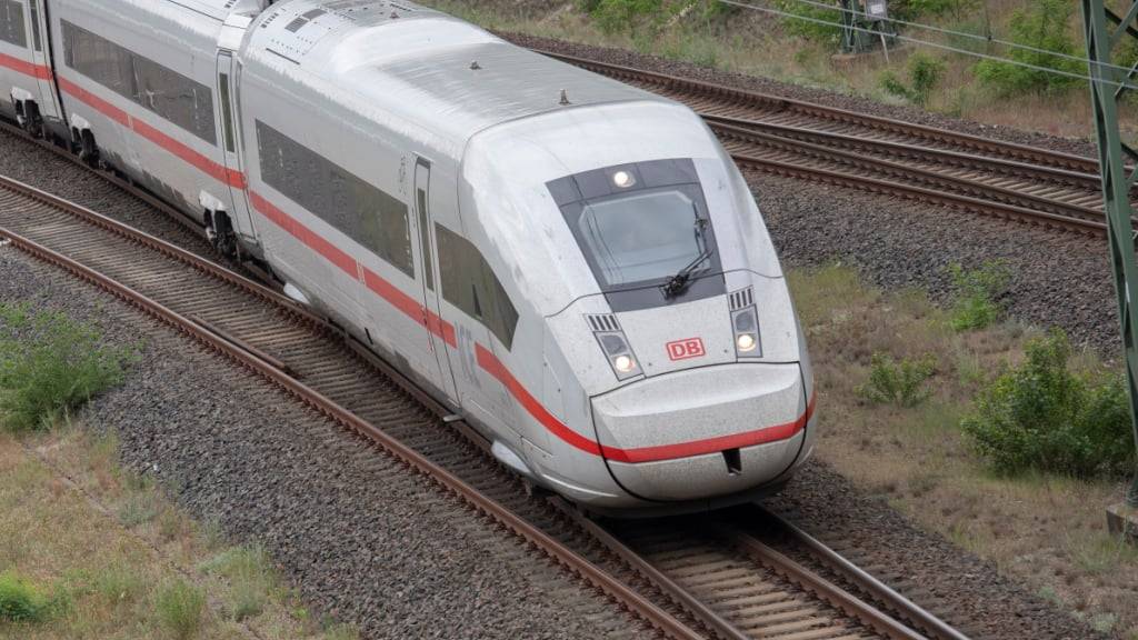 Die Deutsche Bahn dürfte sich auch bei der Generalsanierung von wichtigen Strecken massiv verspäten. Die Renovierung könnte sich noch bis 2035 hinziehen und damit vier Jahre länger dauern als bisher geplant. (Archivbild)