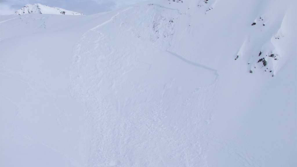 Zwei Skitourengänger wurden am Samstag in Davos GR von Lawinen verschüttet.