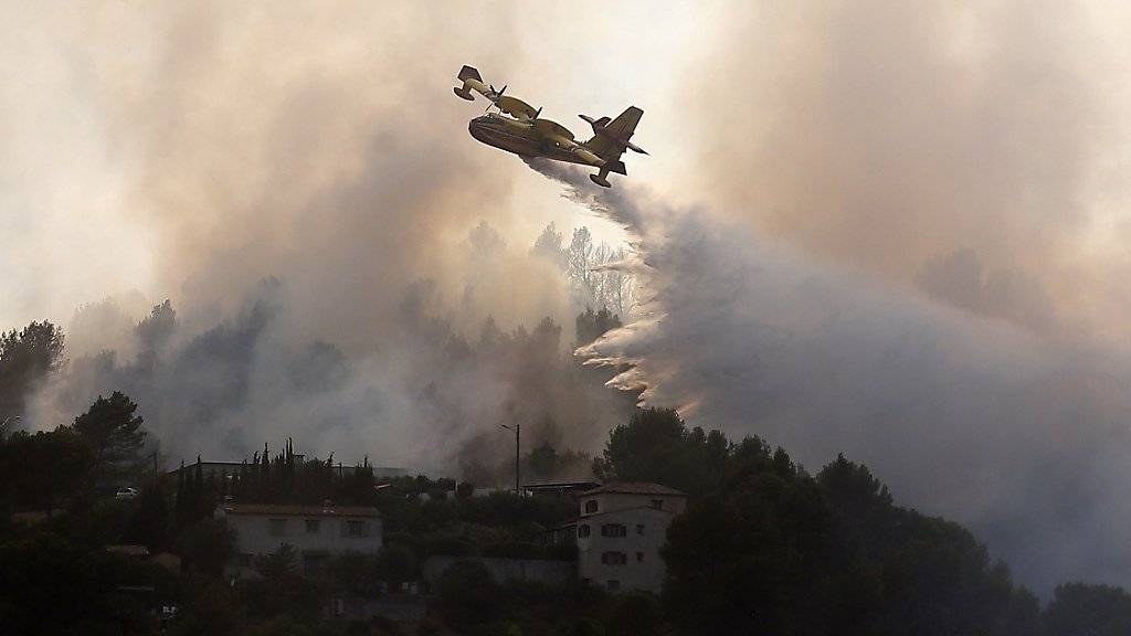 Ein Löschflugzeug bekämpft Brände in Carros nördlich von Nizza.