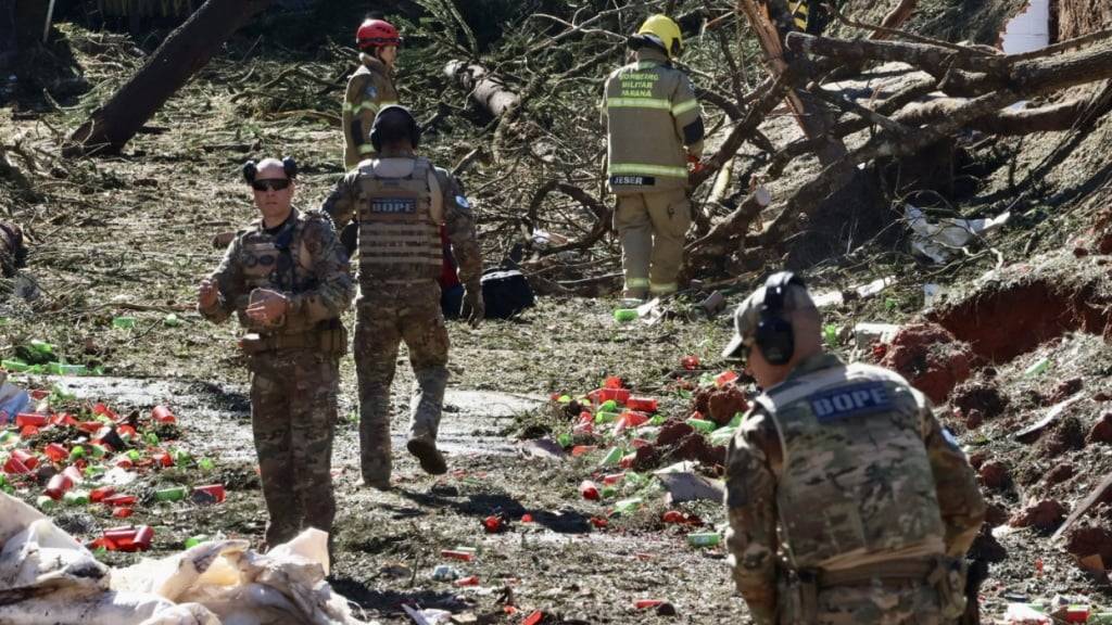Einsatzkräfte suchten nach einer Explosion in einer brasilianischen Sprengstofffabrik nach Opfern.
