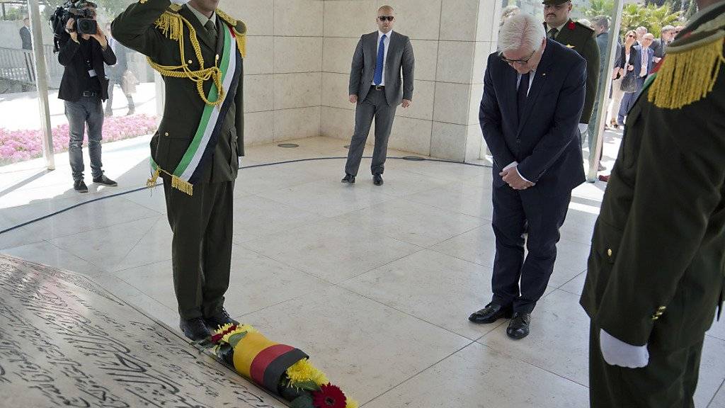 Steinmeier vor Arafats Grab in Ramallah.